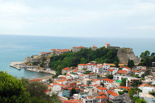 Ulcinj con el casco antiguo al fondo