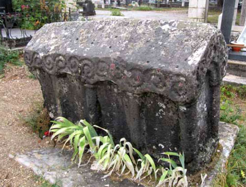 Tumba de piedra en la Iglesia de San Pedro y San Pablo